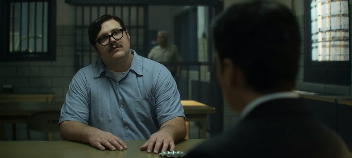 Ed Kemper across the table from Agent Ford